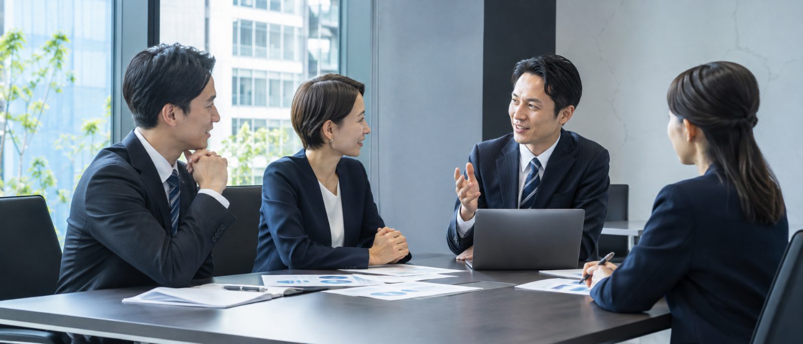 Re Holdingsの社員が働く様子